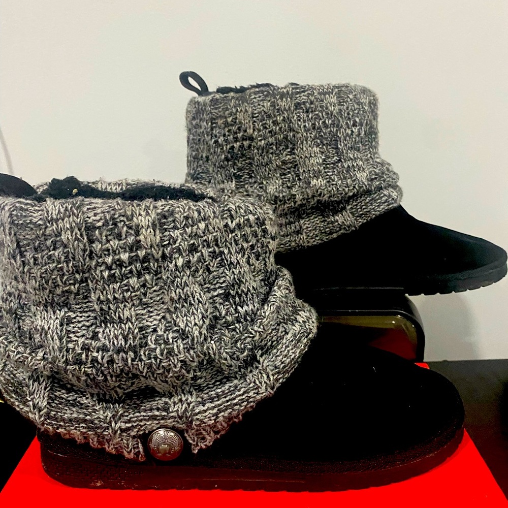 Women Sweater Boots Size 8